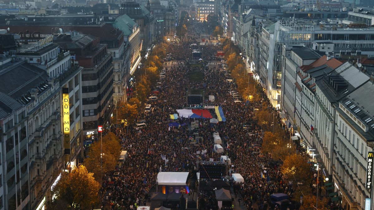 V Praze demonstrovaly desítky tisíc lidí proti strachu. Promluvila i Zelenská